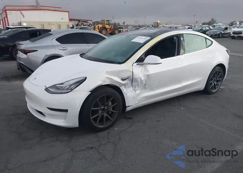 2020 Tesla Model 3 Standard Range Plus Rear-Wheel Drive/Standard Range Rear-Wheel Drive z USA, uszkodzony, nr VIN 5YJ3E1EA5LF744897